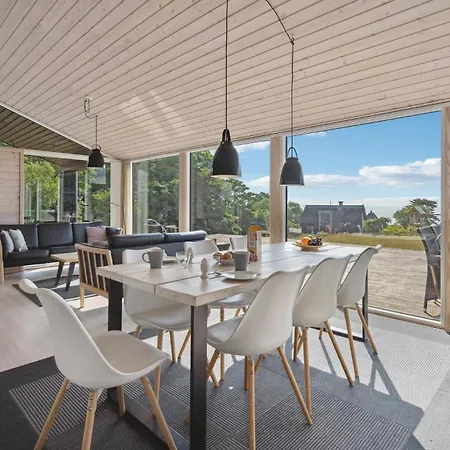 Hébergement de vacances Four-bedroom In *